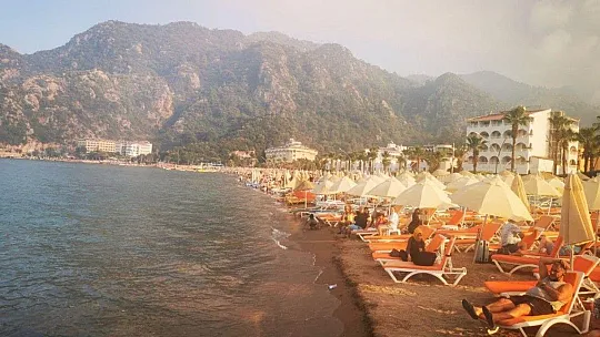 Tahliye edilen otellerdeki tatilciler sahile getirildi