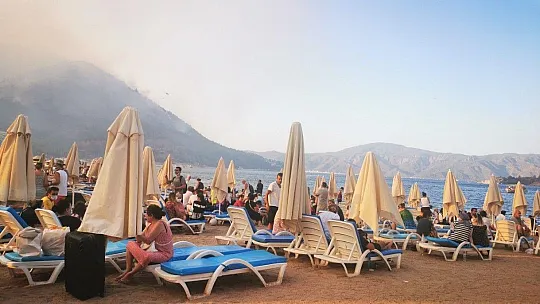 Tahliye edilen otellerdeki tatilciler sahile getirildi