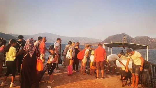 Tahliye edilen otellerdeki tatilciler sahile getirildi