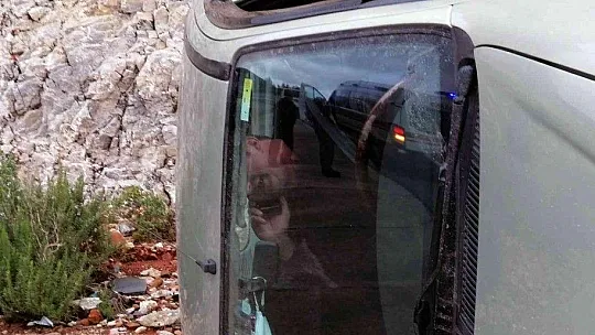 Takla atan araçta mahsur kaldı, itfaiye ekipleri kurtardı