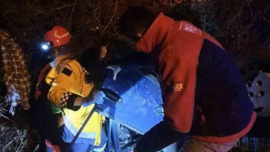 Takla atan otomobil çukura uçtu: 3 yaralı