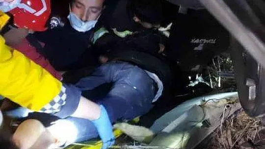 Takla atan otomobil çukura uçtu: 3 yaralı