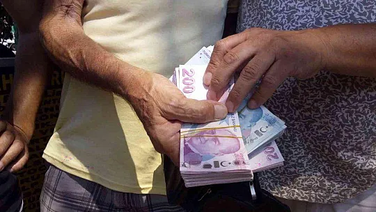 TAKSİDE UNUTULAN 47 BİN LİRAYI SAHİBİNE ULAŞTIRDI
