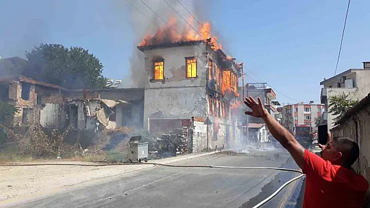 Tarihi bina alevlere teslim oldu