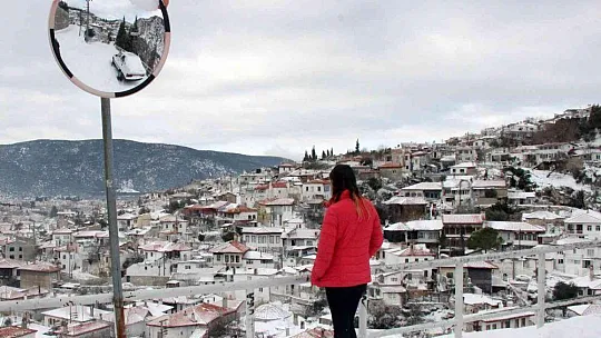 Tarihi Muğla evleri beyaz örtüyle kaplandı