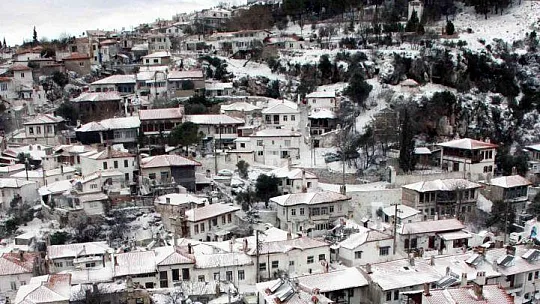 Tarihi Muğla evleri beyaz örtüyle kaplandı