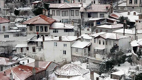 Tarihi Muğla evleri beyaz örtüyle kaplandı