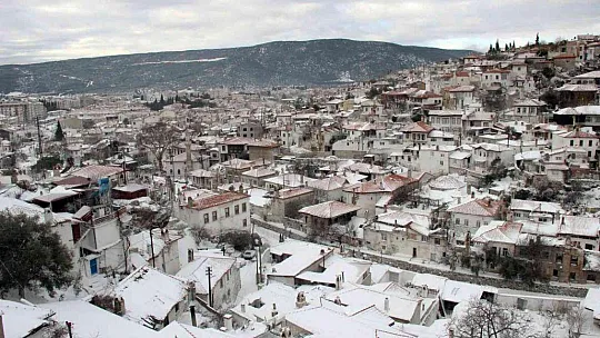 Tarihi Muğla evleri beyaz örtüyle kaplandı