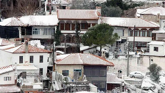 Tarihi Muğla evleri beyaz örtüyle kaplandı