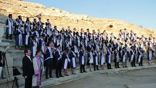 Tarihin ilk tıp okulunda 2 bin yıl sonra diploma töreni