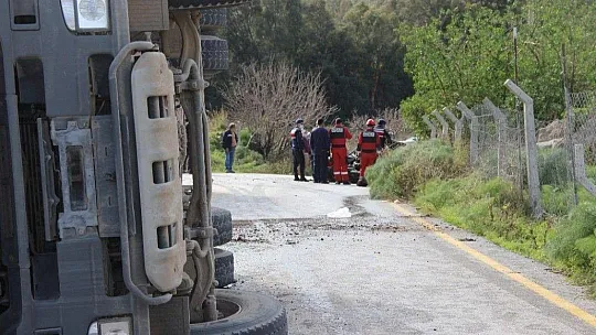 Taş dolu kamyon, otomobille çarpıştı: 2 yaralı