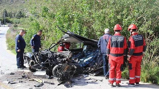 Taş dolu kamyon, otomobille çarpıştı: 2 yaralı