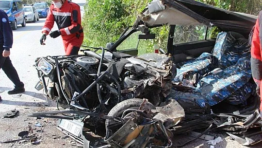 Taş dolu kamyon, otomobille çarpıştı: 2 yaralı