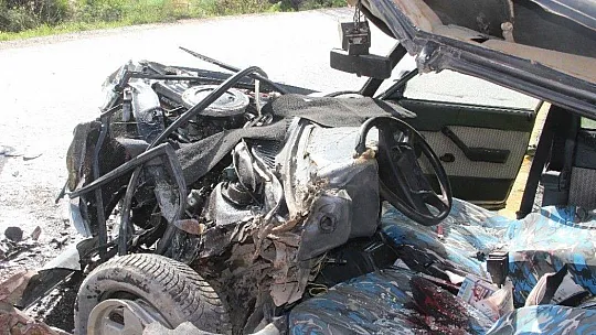 Taş dolu kamyon, otomobille çarpıştı: 2 yaralı