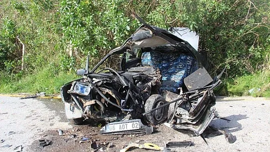 Taş dolu kamyon, otomobille çarpıştı: 2 yaralı