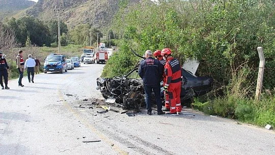 Taş dolu kamyon, otomobille çarpıştı: 2 yaralı