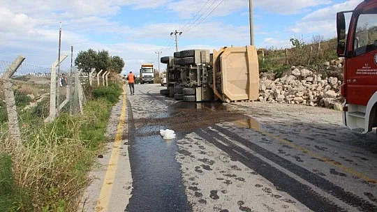 Taş dolu kamyon, otomobille çarpıştı: 2 yaralı