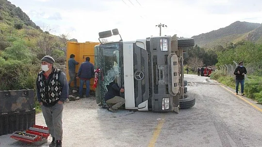 Taş dolu kamyon, otomobille çarpıştı: 2 yaralı