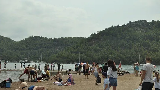 Tatil sevdası korona virüsü unutturdu, plajlar doldu taştı