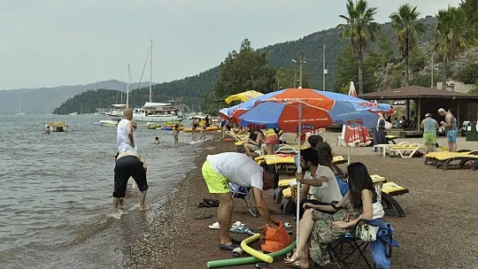Tatil sevdası korona virüsü unutturdu, plajlar doldu taştı