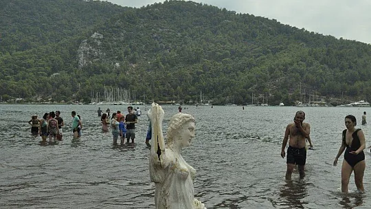Tatil sevdası korona virüsü unutturdu, plajlar doldu taştı