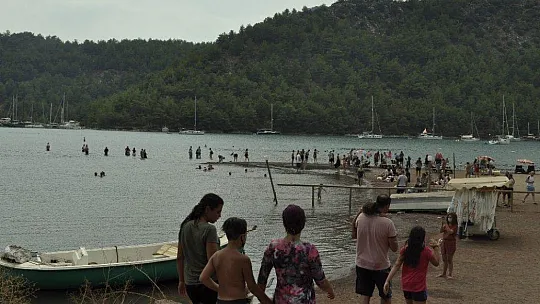 Tatil sevdası korona virüsü unutturdu, plajlar doldu taştı