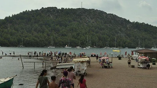 Tatil sevdası korona virüsü unutturdu, plajlar doldu taştı