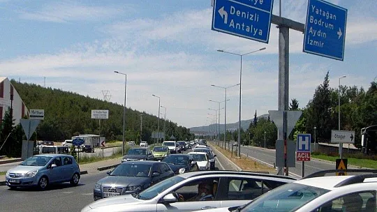 Tatilciler erken geldi, trafik felç oldu