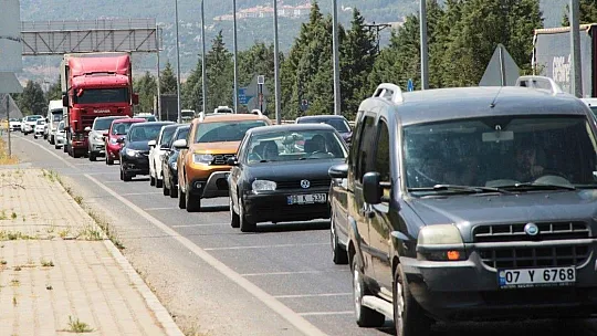 Tatilciler erken geldi, trafik felç oldu