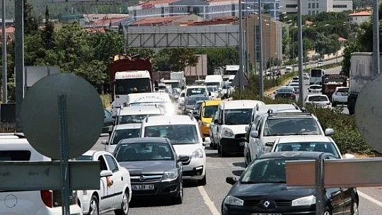 Tatilciler erken geldi, trafik felç oldu