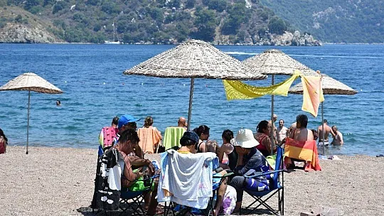 Tatilciler Marmaris plajlarını doldurdu
