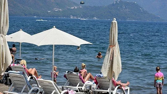 Tatilciler Marmaris plajlarını doldurdu