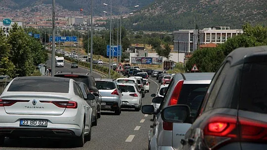 Tatilcilerin dönüş çilesi başladı