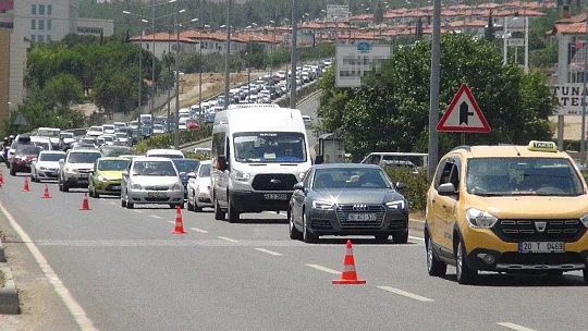 Tatilcilerin dönüş çilesi havadan görüntülendi