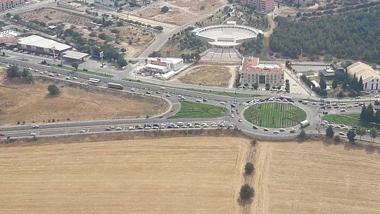 Tatilcilerin dönüş çilesi havadan görüntülendi