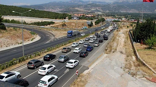Tatilcilerin dönüş çilesi sürüyor