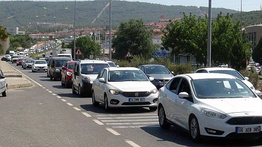 Tatilcilerin dönüş çilesi sürüyor