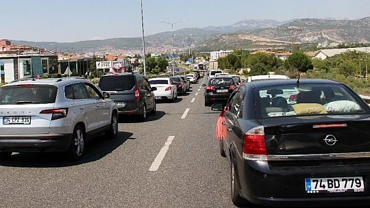 Tatilcilerin dönüş çilesi sürüyor