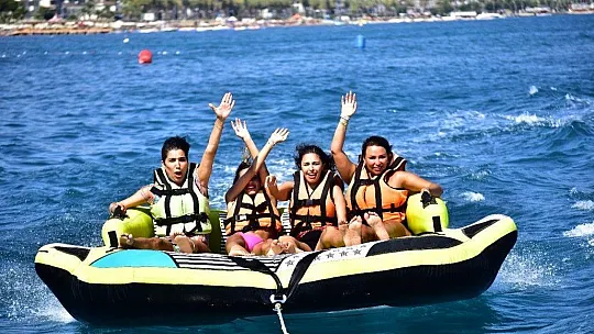 Tatilin en eğlenceli gündüz aktivitesi su sporları olmaya devam ediyor