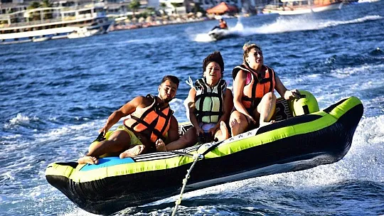Tatilin en eğlenceli gündüz aktivitesi su sporları olmaya devam ediyor