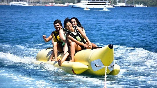 Tatilin en eğlenceli gündüz aktivitesi su sporları olmaya devam ediyor