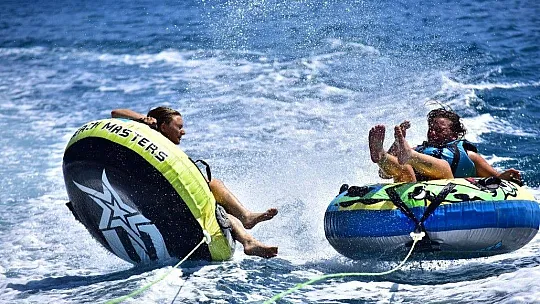 Tatilin en eğlenceli gündüz aktivitesi su sporları olmaya devam ediyor