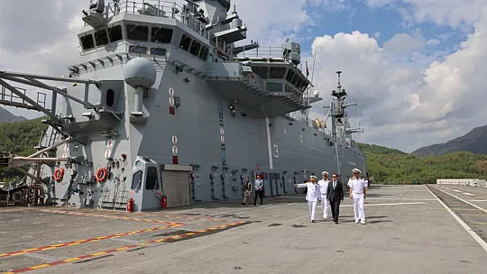 Vali Akbıyık TCG Anadolu Gemisini ziyaret etti