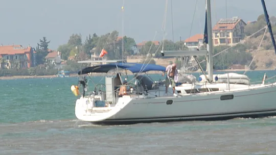 YELKENLİ TEKNE KENDİ İMKANLARIYLA KURTULDU