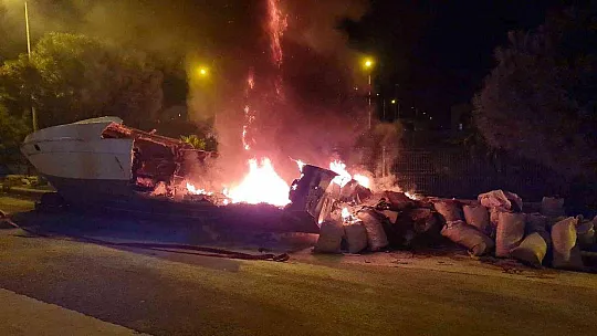 Tekne alev alev yandı