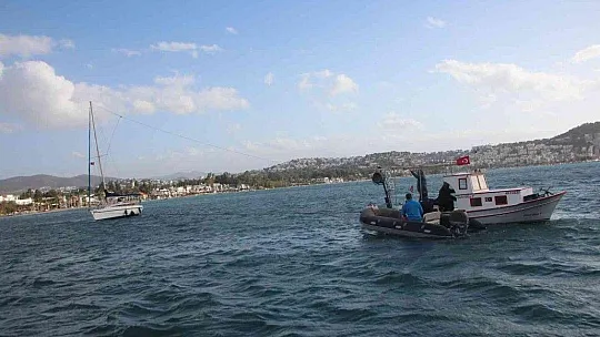 Tekne karaya oturdu, kayıklar su aldı
