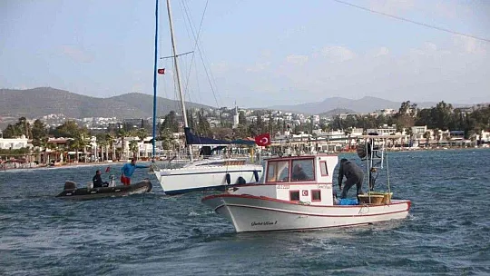 Tekne karaya oturdu, kayıklar su aldı