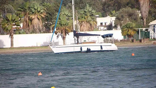 Tekne karaya oturdu, kayıklar su aldı