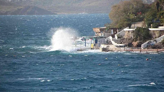 Tekne karaya oturdu, kayıklar su aldı