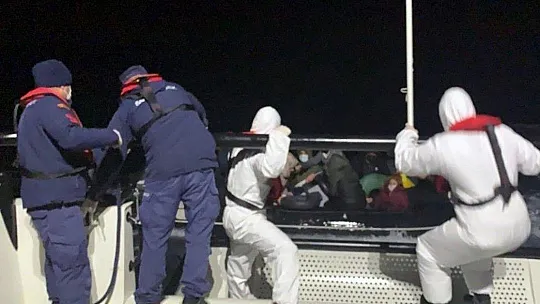 Teknesi arızalanan göçmenleri Sahil Güvenlik kurtardı